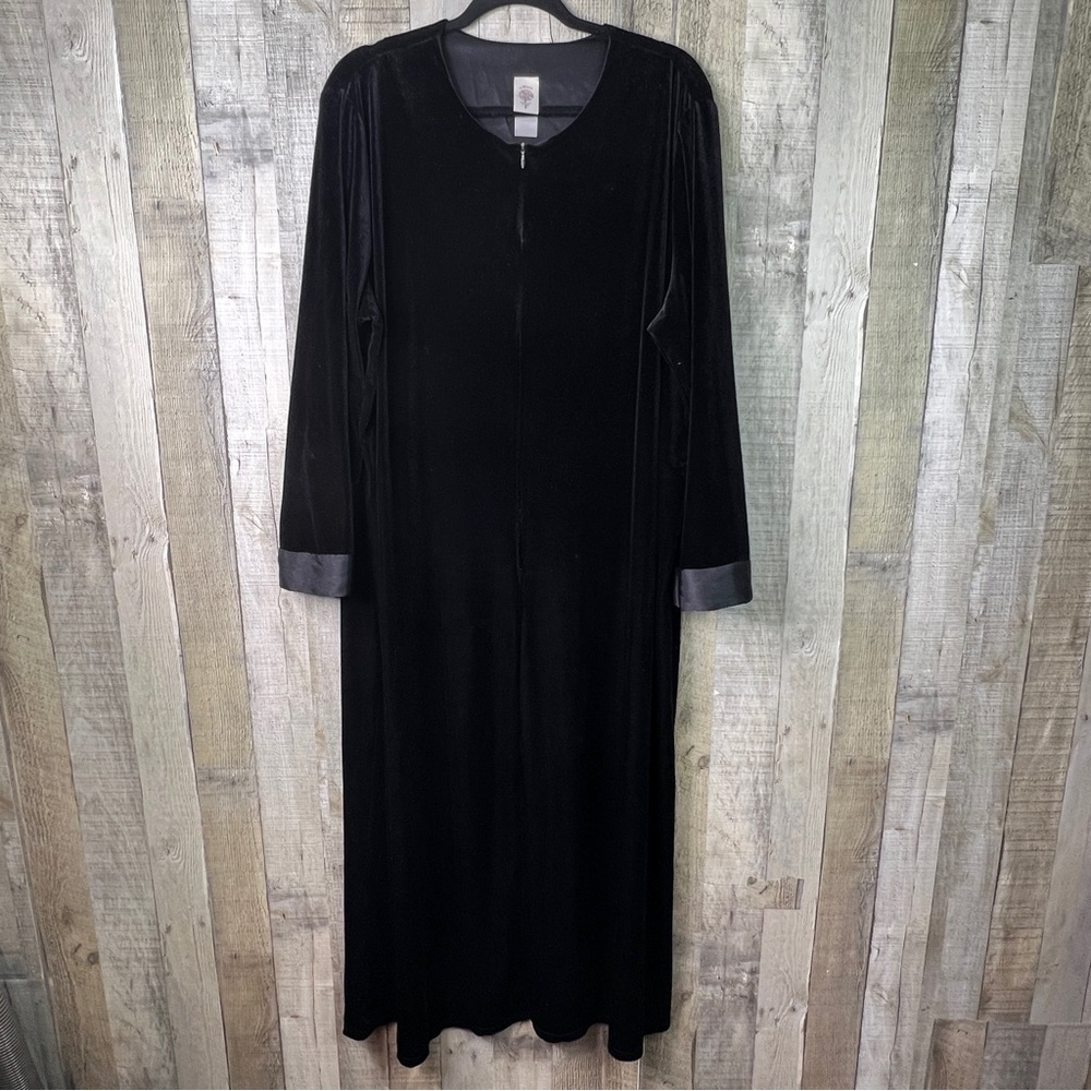 Vintage In Bloom by Jonquil 1/2 Zip Front Black Robe No Size Tag